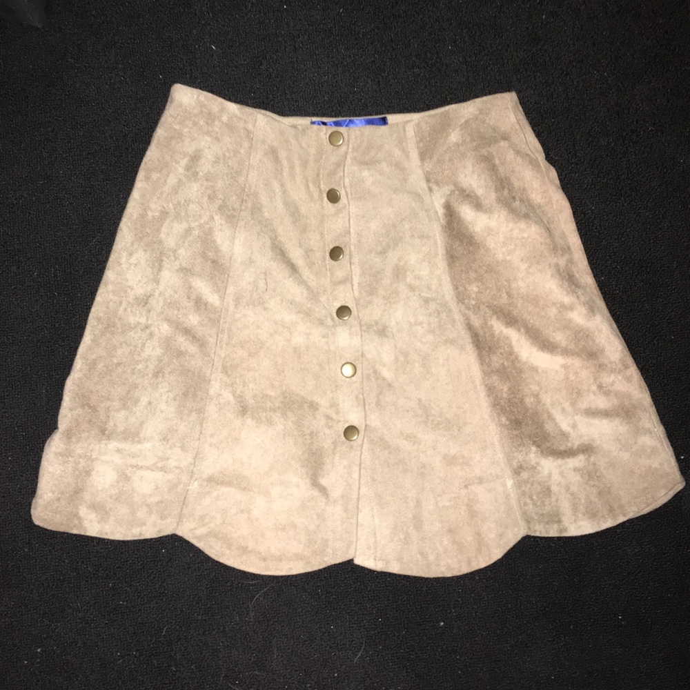 button suede skirt